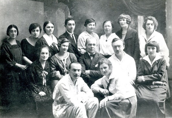 Image - Teachers and students Lysenko Music and Drama Institute (1924-25). Center teachers: Anatoly Butsky and Mykola Malko.